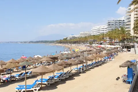 Panoramautsikt över Marbella-stranden i Malaga Spanien