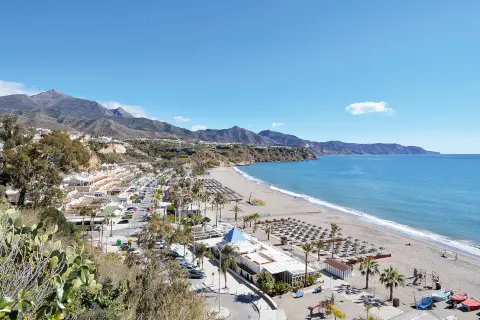 Panoramaudsigt over Burriana-stranden i Nerja Malaga Spanien