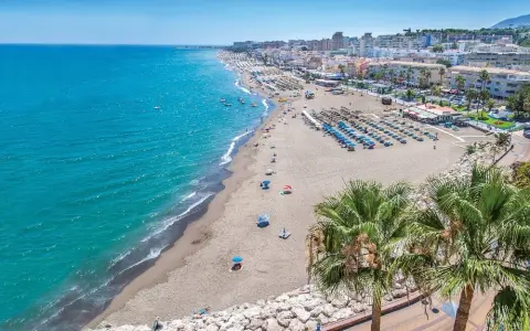 Panoraamanäkymä La Carihuelan rannalle Torremolinosissa Malagassa Espanjassa