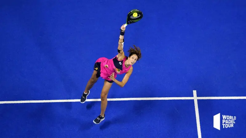Drone näkymä nainen padel tennispelaaja tekee antenni laukaus sininen tuomioistuin